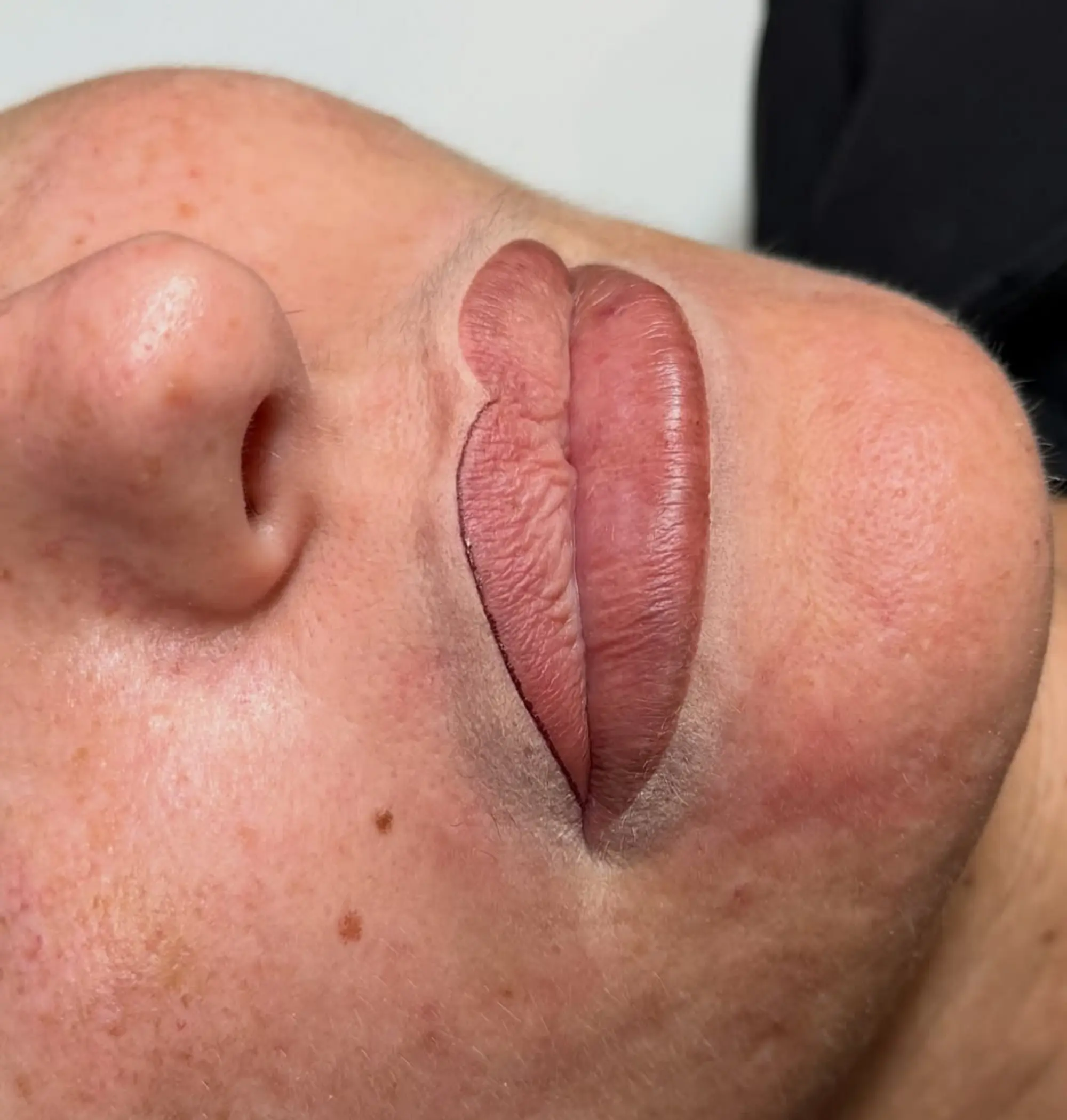 safe and sterile workspace for lip tattoo